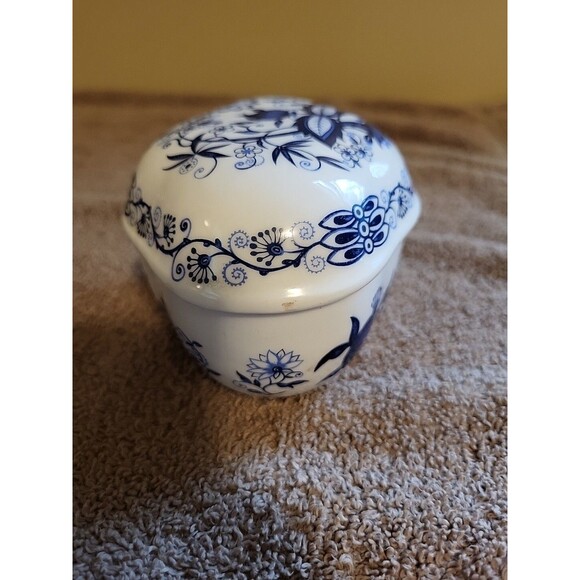 Vtge Vienna Woods MANN Porcelain Egg Blue Design china Trinket Box 5"x4" preown - Picture 5 of 16